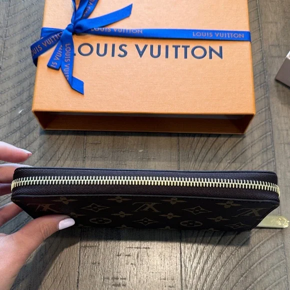 Authentic- BNWT Louis Vuitton Zippy Wallet - Picture 8 of 9